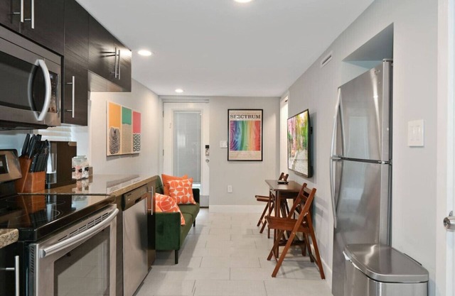 Cozy Mid-Century Apartment Steps From Restaurants