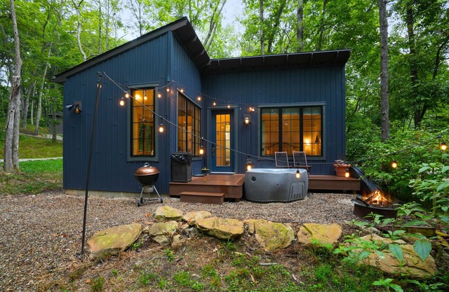 Cozy Modern Cottage in the Trees - Hocking Hills