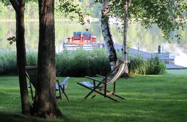 Cozy modern cottage. Lovely grounds. Private dock. Lake Shishebogama!