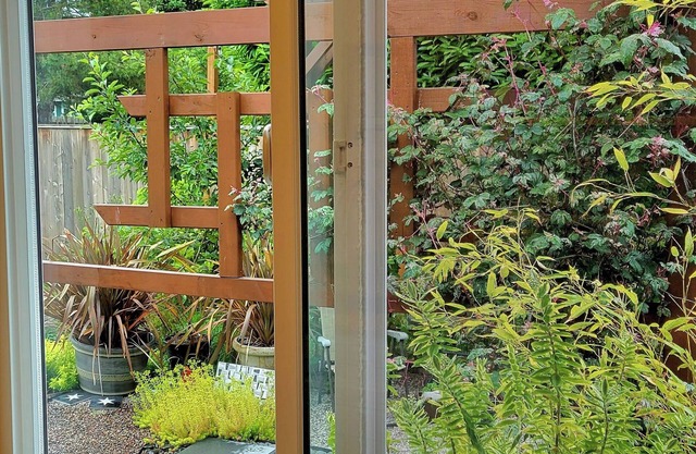 Cozy modern garden studio with WiFi and AC in SE Woodstock Portland