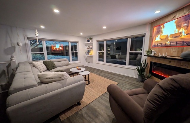 Cozy Modern Lake House w/Hot Tub! Pet friendly.