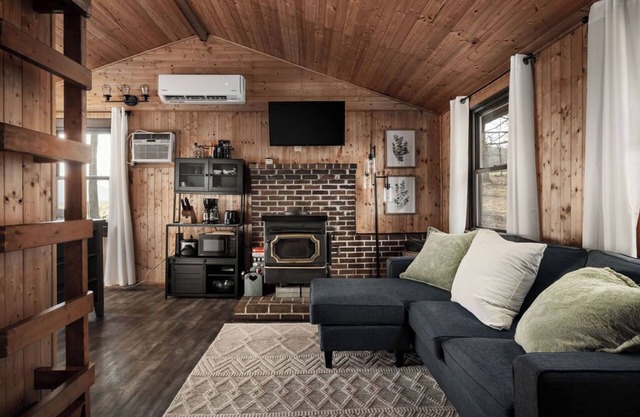 Cozy Mountain Cabin with Stunning Views, Modern Comforts & Fast WiFi