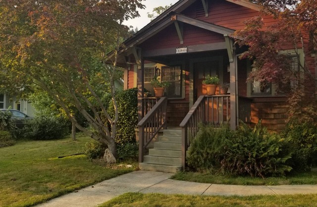Cozy Mt. Tabor Bungalow