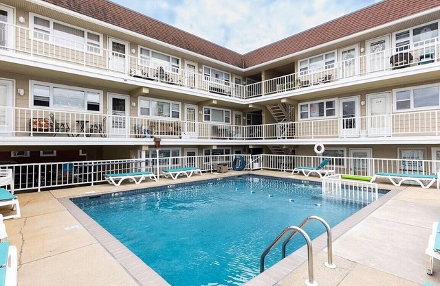 COZY ONE BEDROOM CONDO WITH POOL! BEACH, RESTAURANTS, BOARDS. NO CLEANING FEE n