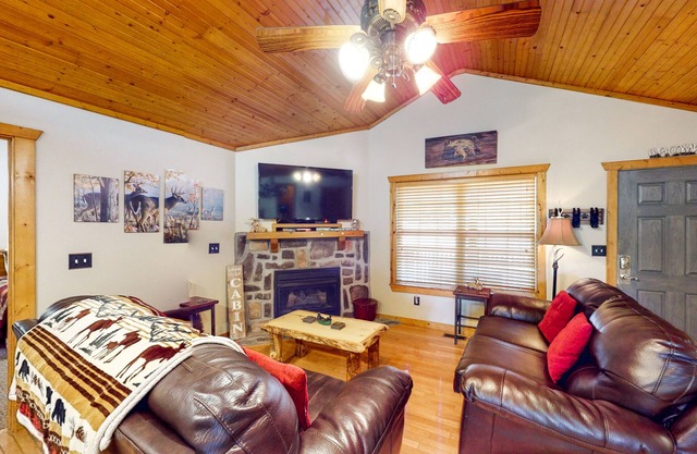 Cozy one-level cabin with pool, grill, fireplace, WiFi, & covered deck
