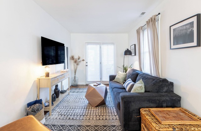 Cozy Pet-Friendly Beach Cottage 2 Blocks from the Bay
