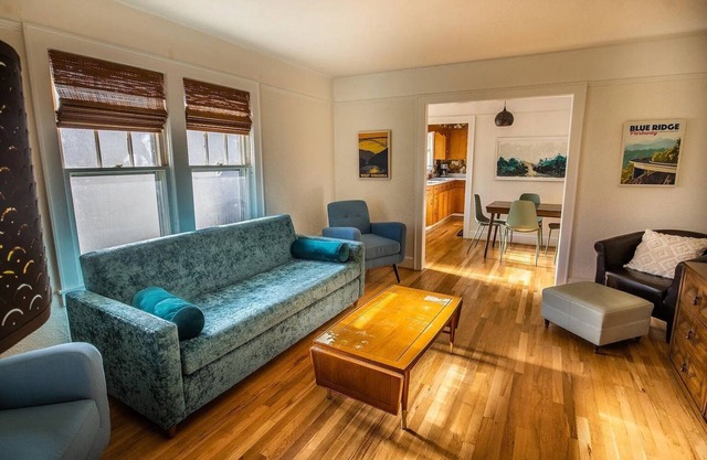 Cozy, pet friendly house minutes from New River Gorge NP with large backyard