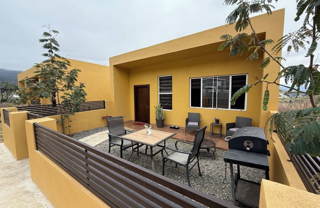 Cozy pet friendly studio in private, 15 mins from downtown and the Valley.