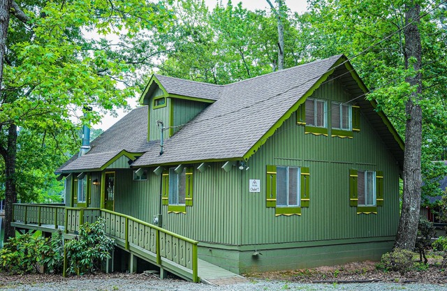 Cozy pet friendly chalet overlooking Lake Innsbruck. Perfect fishing spot!