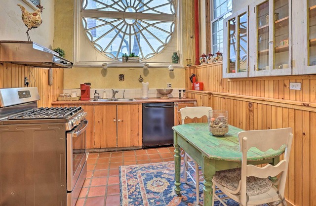 Cozy Philadelphia Townhome: Walk to UPenn!