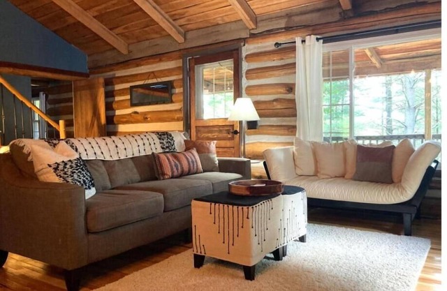 Cozy, Private 3-bedroom cabin with WiFi, Hot Tub, and Games Near State Parks