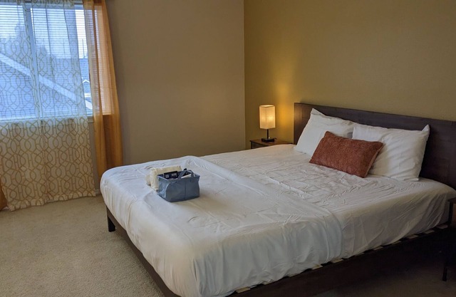 Cozy private bedroom near downtown Hillsboro