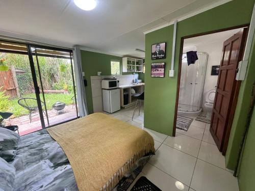 Cozy private cottage with garden views at Ferngrove