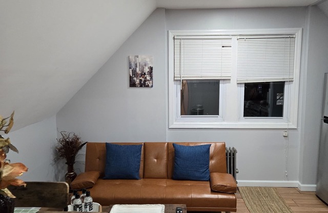 Cozy private Empire Upstairs Apartment.