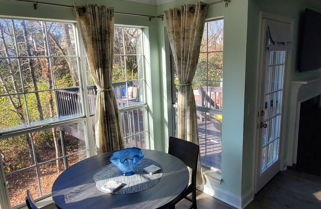 Cozy Private Retreat Near Airport and Downtown Nashville.