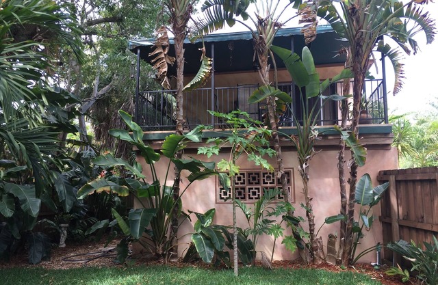 Cozy & private with private yard