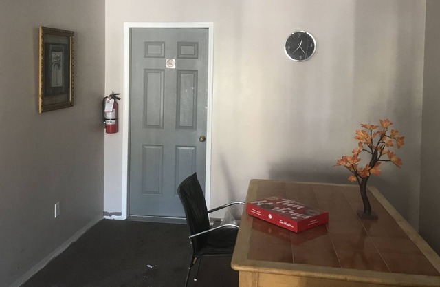 Cozy queen-sized bedrooms 3 minutes from beach