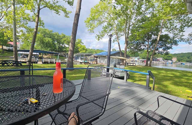 Cozy, quiet, and Lakefront Cottage in phenomenal Gravois Mills with AC, WiFi