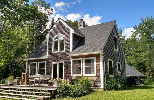 Cozy Quiet Cottage in the woods, close to ocean and local activities