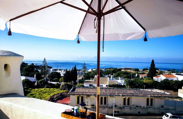 cozy, quiet, sunny apartment. Common terrace with sea view.