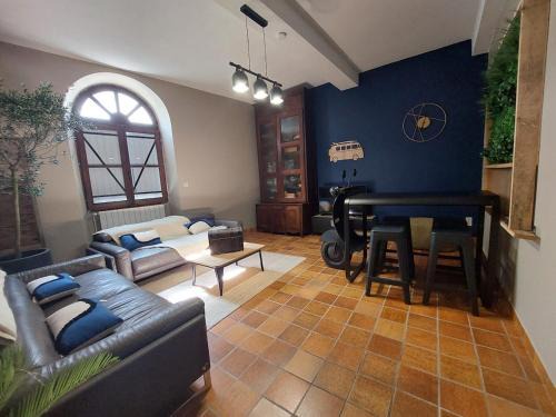 Cozy renovated cottage in town