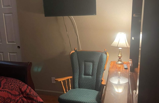 Cozy Retreat for Travel Nurses: 1 Bedroom, 1 Bath in Charming Home!