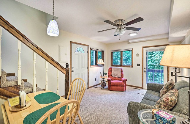 Cozy Roan Mountain Cabin w/Private Balcony!