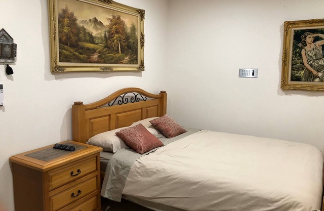 Cozy room in large home pvt bath, w/wifi, AC, parkng/hiking trails, shpping mall