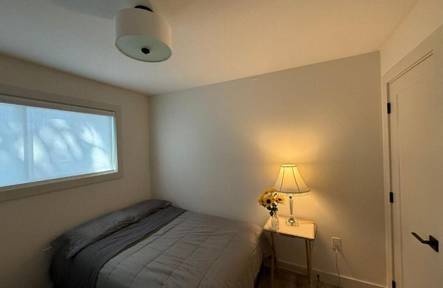 Cozy Room Near Downtown Vancouver, Science World, Skytrain, Cafes, Fast Wifi, Free Parking