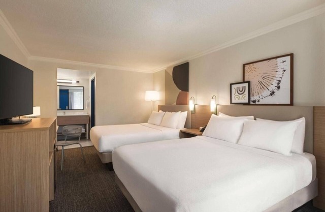 Cozy Room w/Free Breakfast & Pool, Minutes from Siesta Beach, Parking
