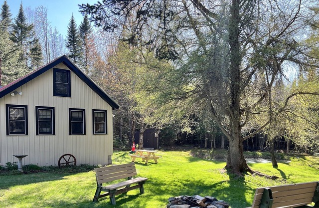Cozy Rustic Cabin in the Heart of Pittsburg w/ Trail Access