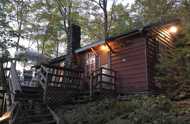 Cozy rustic cottage minutes away from Tanglewood and Stockbridge center