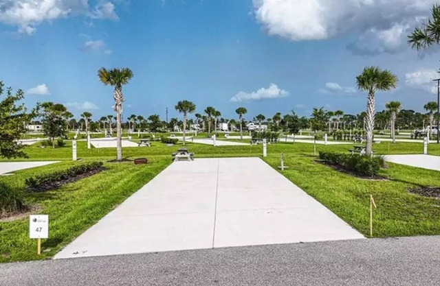 Cozy RV Site with Pool, Lakes and Tiki Bar in enchanting Lake Wales