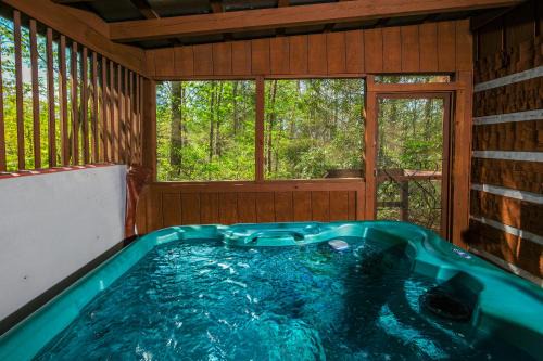 Cozy, secluded 2BR cabin with hot tub & pool table only 1 mile from PF parkway!