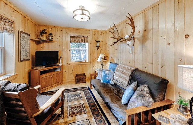 Cozy & secluded getaway w/ a full kitchen & firepit - walk to the lake