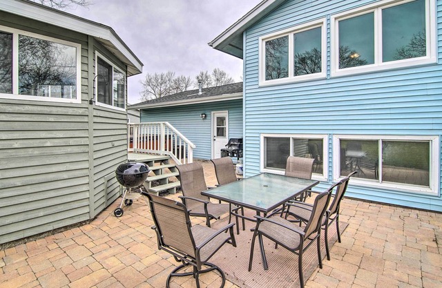 Cozy Silver Lake Retreat w/ Private Hot Tub!