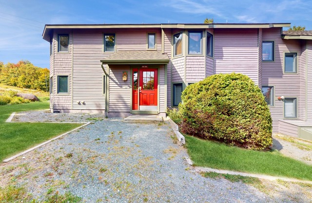Cozy Ski-in/Ski-out condo w/balcony, mountain views, gas fireplace, w/d, wifi