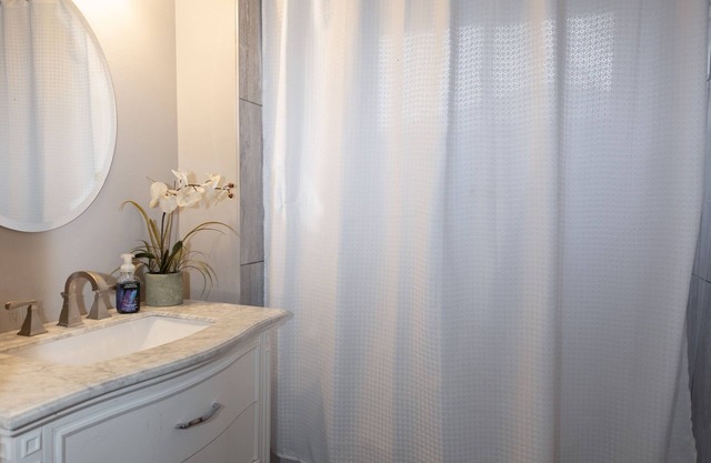 Cozy spacious 4 bed 3 bath home, with Theater Room sleeps up to 8.