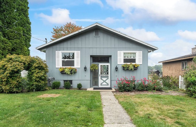 Cozy Spotless Lake Cottage- Flowers Galore, Fall Foliage and Gorgeous Sunsets