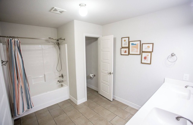 Cozy Studio Min to JPS, Medical City, Historic District, Zoo, Water Gardens