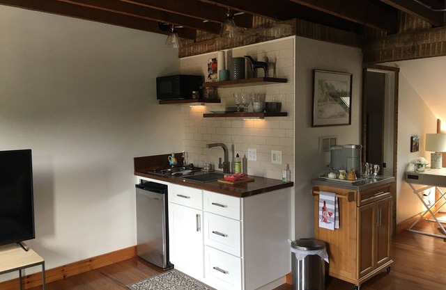 Cozy studio with AC and WiFi in Historic Geneva, NY.