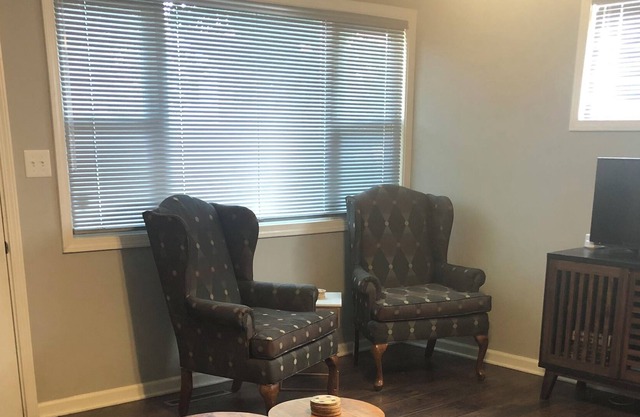 Cozy three bedroom Close to all KCs attractions but tucked into a neighborhood