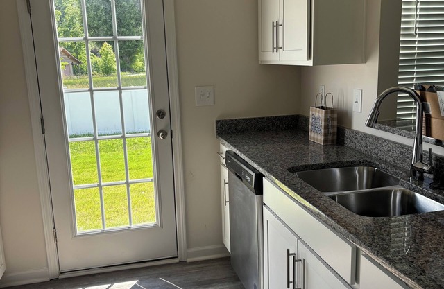 Cozy Townhome 20 Miles From CLT VERY CLOSE TO LAKE NORMAN