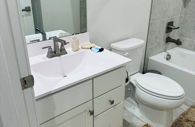 Cozy townhome in lovely Hyattsville with AC, fitness room, WiFi