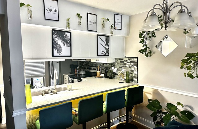 Cozy Townhouse! 10 mins to the beach/walking distance from shops & restaurants