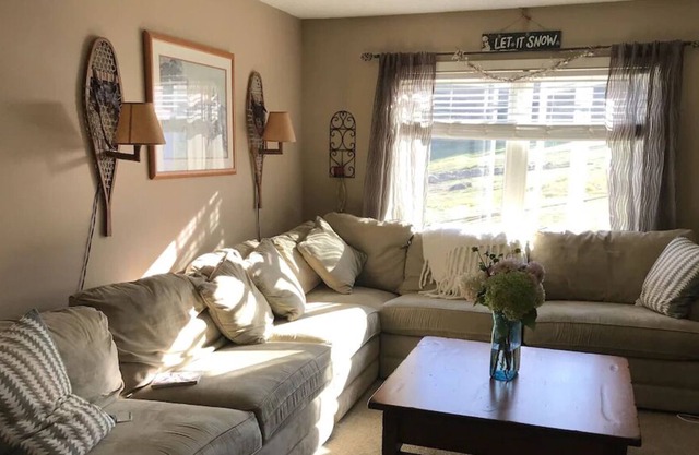 Cozy Trailside Condo on Magic Mountain!