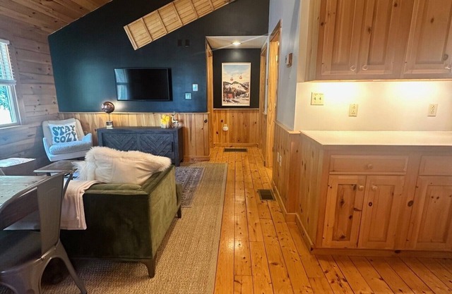 Cozy Up Cabin - Close to Downtown Rangeley