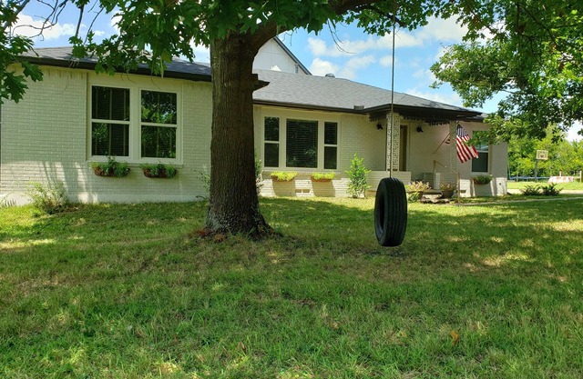 Cozy updated farmhouse just minutes away from everything Rockwall