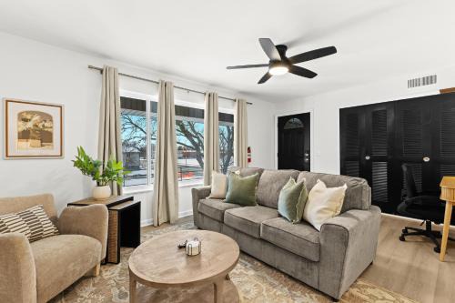 Cozy Upper Flat King Bed in Central Location