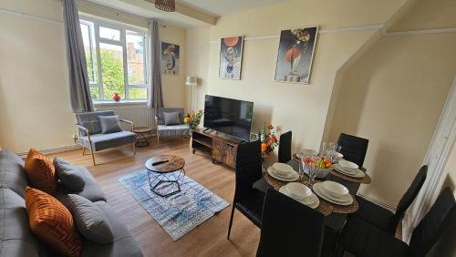 Cozy Vauxhall Nest-3 bedroom flat, with balcony and lift